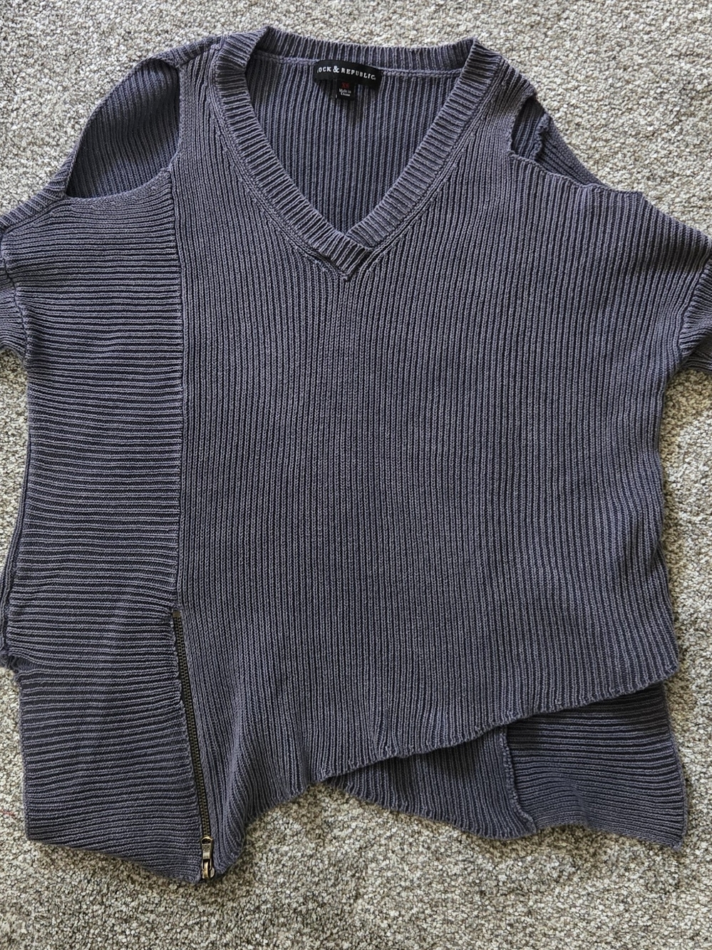 Rock & Republic Charcoal Gray Ribbed Cold-Shoulder V-Neck Sweater